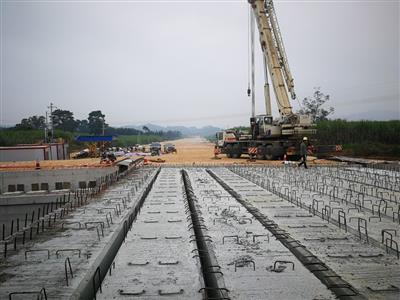 柳州市雙沙路工程PPP項(xiàng)目第一片預(yù)制梁吊裝順利完成
