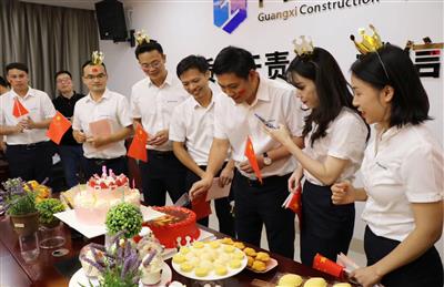 【喜迎祖國70華誕】金控公司舉行“我與祖國共成長”主題快閃生日會