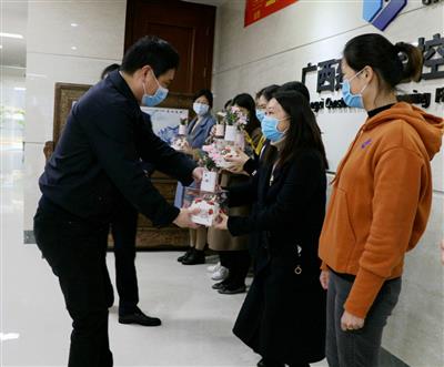 公司開展婦女節(jié)送祝?；顒? onerror=