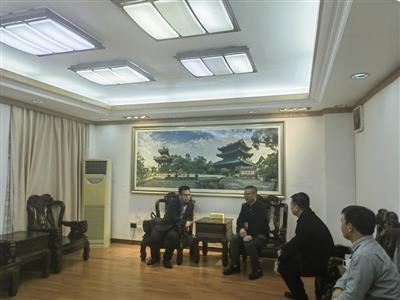 藍(lán)繼壯與容縣領(lǐng)導(dǎo)舉行工作會談